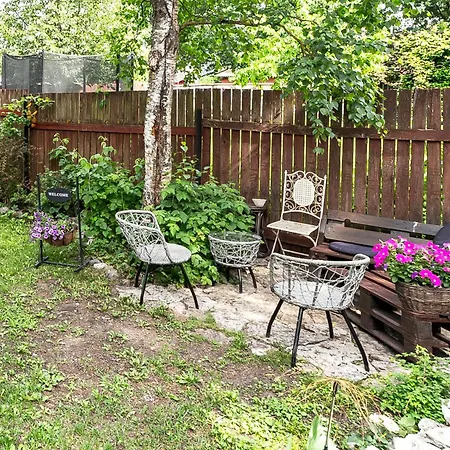 Peaceful With Desk & Free Parking Near Center Korter *