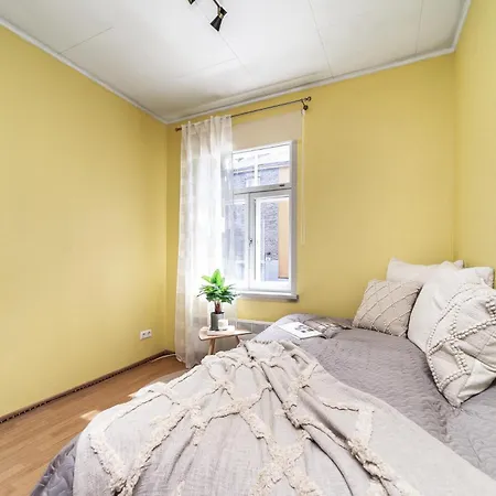 Apartment Peaceful With Desk & Free Parking Near Center