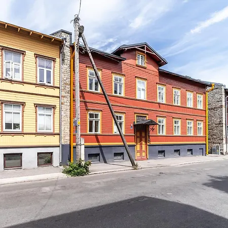 Peaceful With Desk & Free Parking Near Center Korter