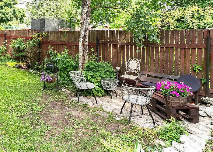 Peaceful With Desk & Free Parking Near Center Apartment *