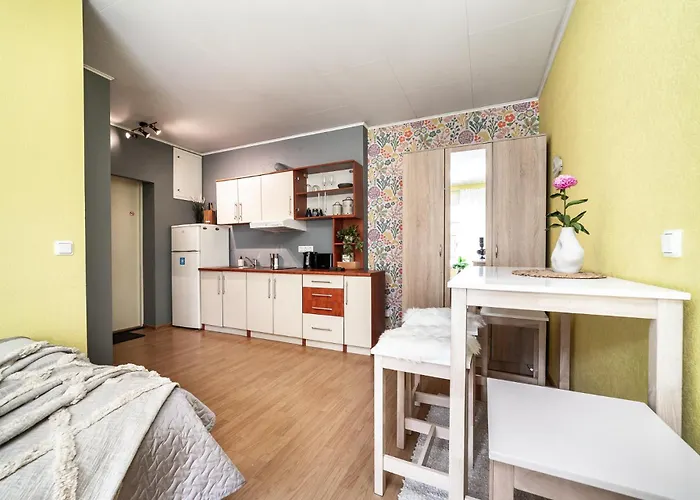 Peaceful With Desk & Free Parking Near Center Apartment *