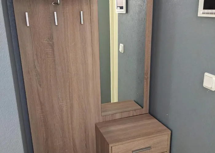 Apartment Peaceful With Desk & Free Parking Near Center