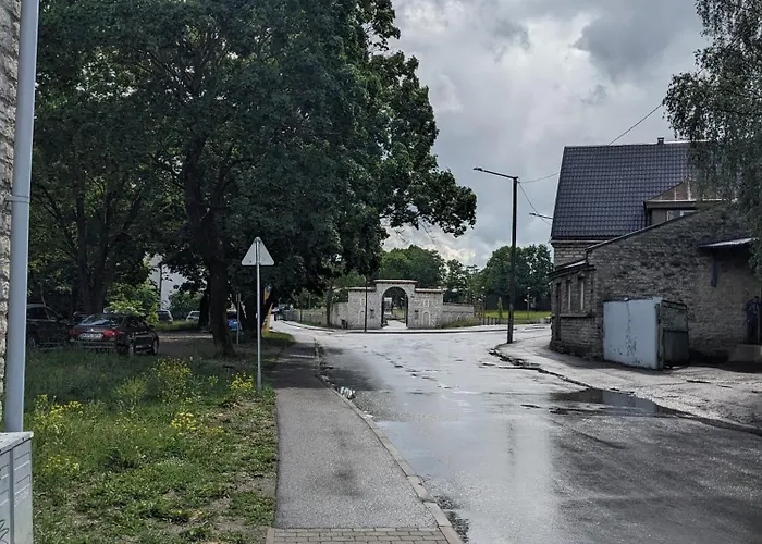 Peaceful With Desk & Free Parking Near Center *