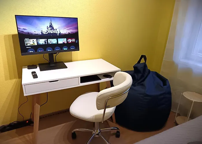 Peaceful With Desk & Free Parking Near Center *