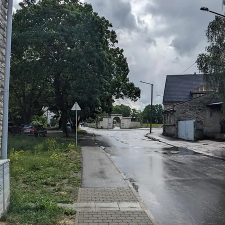 Peaceful With Desk & Free Parking Near Center *