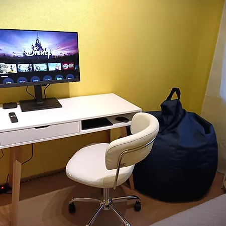 Peaceful With Desk & Free Parking Near Center *