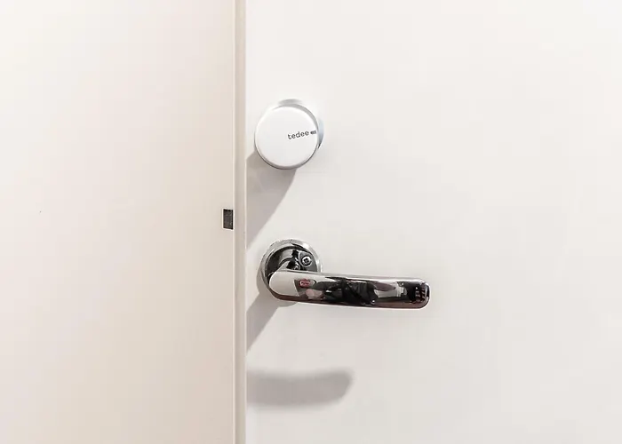 Peaceful With Desk & Free Parking Near Center Апартаменты *